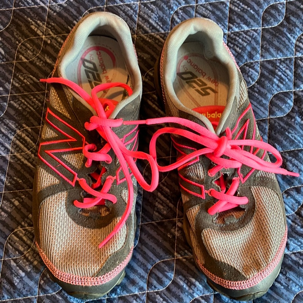 Cute, classic New Balance women’s running shoes style 520, size 10!